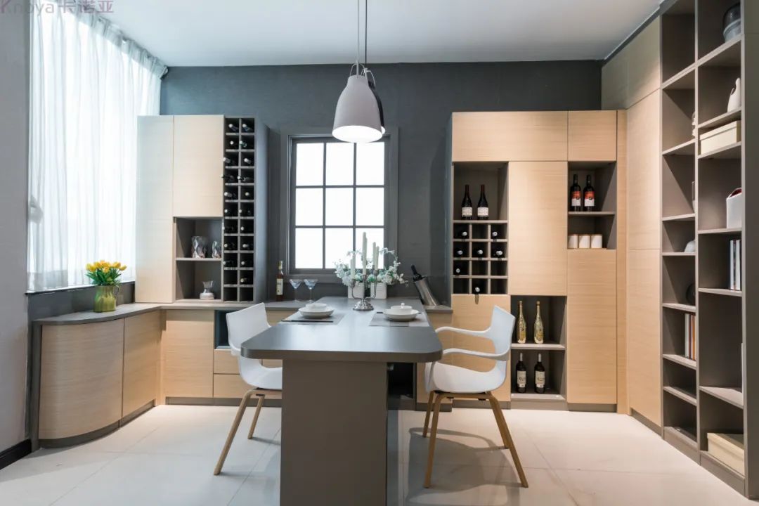 餐邊柜和餐桌融為一體，更節(jié)省空間