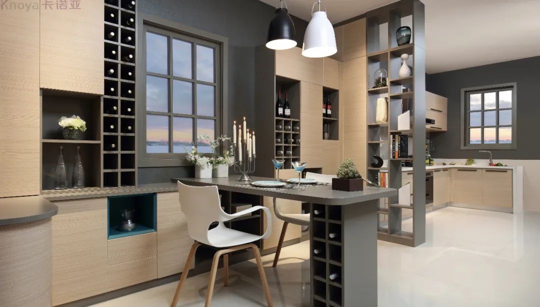 餐邊柜和餐桌融為一體，更節(jié)省空間