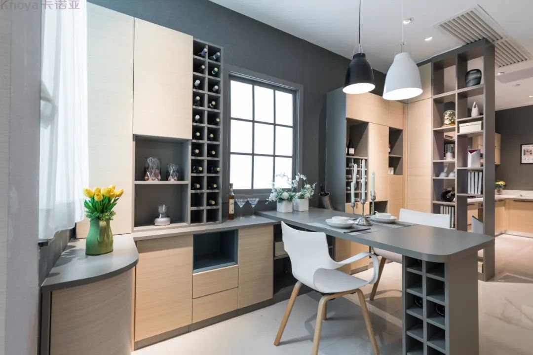 餐邊柜和餐桌融為一體，更節(jié)省空間